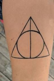 vajza viç në linja të zeza gjeometrike të thjeshta trekëndësh dhe fotografi me tatuazhe të rrumbullakët
