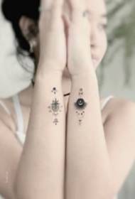 အမှတ်တံဆိပ်အနက်ရောင်မြေပုံတစ်ခု၏လတ်ဆတ်သောစတိုင်လ် Tattoo သည်ဓာတ်ပုံများကိုအလုပ်လုပ်သည်