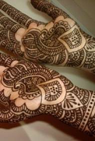 meisje hand zwarte abstracte lijn tribal bloem tattoo foto