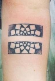 ragazzi armati di punture nere geometriche linee semplici foto creative di tatuaggi quadrati