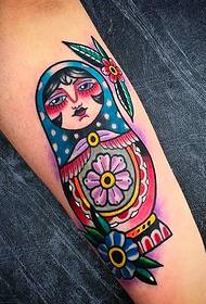 utsøkt og hellig farge russisk hekkende dukke tatoveringsmønster