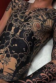 Japoniškos spalvos totemo tatuiruotė, norint laimėti išpuolį