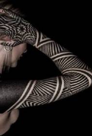 Класически стил на черна татуировка в стил бодлив тотем