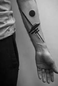Минималистичка тетоважа руског уметника за тетовирање делује