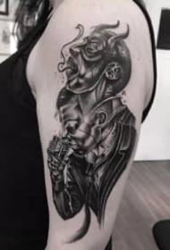 Artis tato Inggris sing diduweni Neil Dransfield saka kriya tato gelap kanthi seni tato gelap