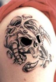 surrealistyske swarte monster skull tattoo patroan