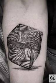 Tetovējums ar melnu pelēku stilu ģeometriskas līnijas