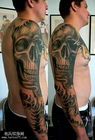 patrón de tatuaxe de cinza de brazo negro