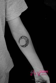 Kreatív Hold Totem fekete-fehér tetoválás