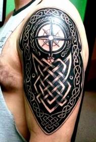 Braț mare design precis al modelului de tatuaj de armură în stil celtic alb-negru