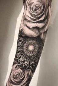 Crno i sivo stil tetovaže 9 setova nisko ležećih, ali velikodušnih uzoraka tetovaža u crno-sivom stilu