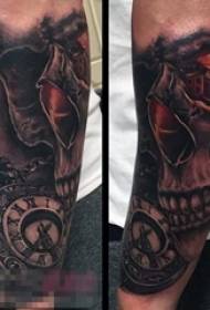 vyro rankos ant juodo pilko taško kišeninio laikrodžio ir kaukolės tatuiruotės paveikslėlis