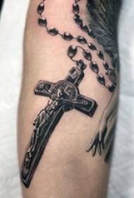 ụmụ nwoke na ogwe ojii na black prick geometric edoghi cross tattoo