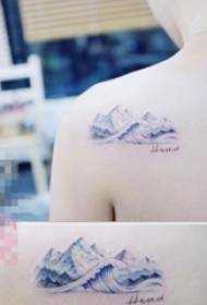女の子の肩の色のグラデーションの風景波の小さな新鮮なタトゥーの写真