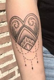 Gadis abu-abu pada gambar tato kreatif berbentuk hati geometris abu-abu