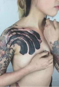 kodolīgi melnas, indīgi abstraktas līnijas radošās tintes tetovējums