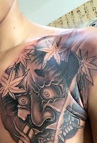 moška prsa klasična črno-bela tetovaža za tetovažo