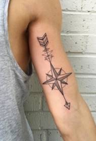 татуировка со стрелками разнообразие простых линий цвет татуировки