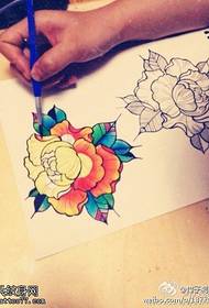 spalvos užpildytas bijūnų gėlių tatuiruotės modelis