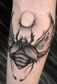 сет добро изгледа црно сива тетоважа тетоваже животиња