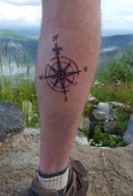 zēnu teļš uz melnas izdurtās ģeometriskās līnijas kompasa tetovējuma attēla