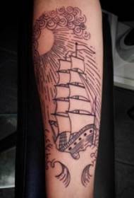 момче на рака на црн геометриски елемент апстрактна линија едрилица со тетоважа со плови
