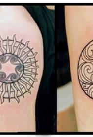 braç de noia en línies abstractes geomètriques negres i imatges de tatuatges de sol i lluna