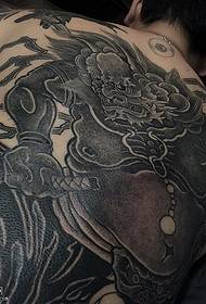 juodos pilkos spalvos totemo tatuiruotės modelis ant nugaros