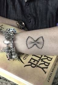 Guttens arm på svartgrå punkt torn abstrakt linje bue tatoveringsbilde