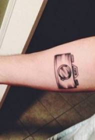 Дзявочая рука на чорна-шэрым эскізе кропка шып трук творчая фатаграфія татуіроўкі камеры