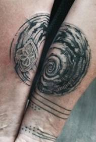 Berniuko ranka ant juodos pilkos spalvos tatuiruotės geometrinės linijos totemo tatuiruotės paveikslėlio