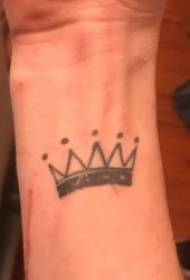 patrón de tatuaxe da coroa 10 tons de negro e gris do distinto patrón de tatuaxe de coroa pequena