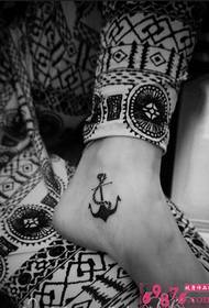 magagandang sariwang itim at puting anchor tattoo