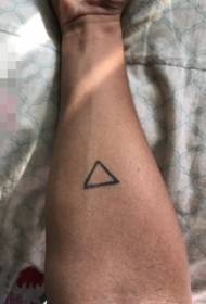 Jongens armen op zwarte lijnen geometrische elementen driehoek Tattoo foto