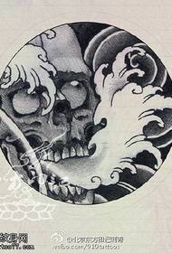 model de tatuaj manuscris clasic tradițional alb-negru craniu
