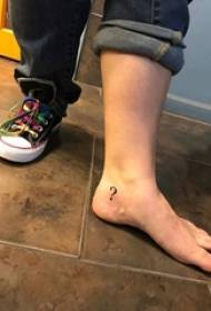 zēnu pēdas uz melnām līnijām vienkāršas un interesantas tetovējumu bildes ar jautājuma zīmi
