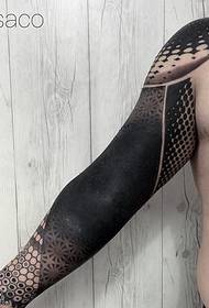 rankos klasikinis juodos pilkos spalvos totemo tatuiruotės modelis