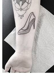 愛麗絲在大腿上的紋身圖案紋身