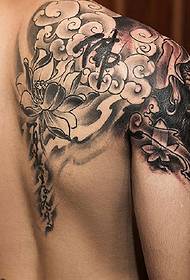 göz alıcı siyah ve beyaz totem dövme dövmesi