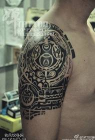 padrão de tatuagem Totem cinza preto clássico ombro