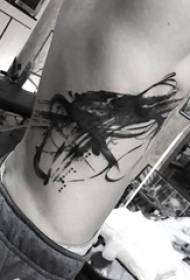 cintura lateral de los muchachos en imagen de tatuaje de línea abstracta de tinta de estilo chino pinchado negro