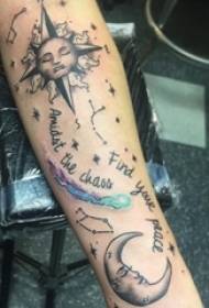 Zēna roka uz melna pelēka punkta ērkšķu ģeometriskas līnijas saules un mēness tetovējuma attēla