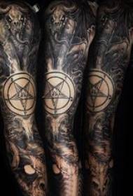 una varietà di punte di punture di schizzo nero e grigio classico modello di tatuaggio retrò prepotente chiesa di Satana