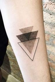 meisje arm op zwarte prik geometrische lijn driehoek Tattoo foto