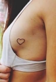 मुलगी छाती काळ्या भूमितीय रेखा हृदय-आकाराचे टॅटू चित्रे