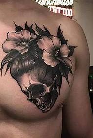 Tatuador coreà Gara, tatuatge realista, negre i negre gris fosc