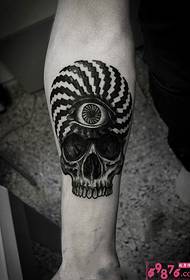 Alternatívne kreatívne čiernobiele tetovanie