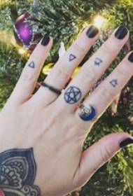 un inseme di modelli di tatualità di personalità simplici di mudellu di tatuaggi di simbulu creattivu