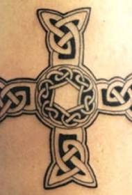 patrón de tatuaje de cruz celta negro