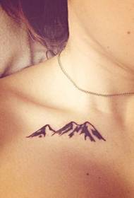 motif de tatouage de clavicule de montagne noir et blanc de petite taille